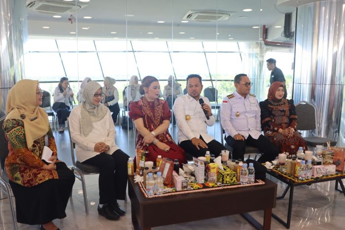 Gybernur Rudy Mas'ud dan Wakil Gubernur Aji Seno saat kunjungi Galeri UMKM Kaltim di Jalan Marsma R. Iswahyudi, Sepinggan, Balikpapan Selatan, Rabu (24/6/2026). (foto : Pemprov)