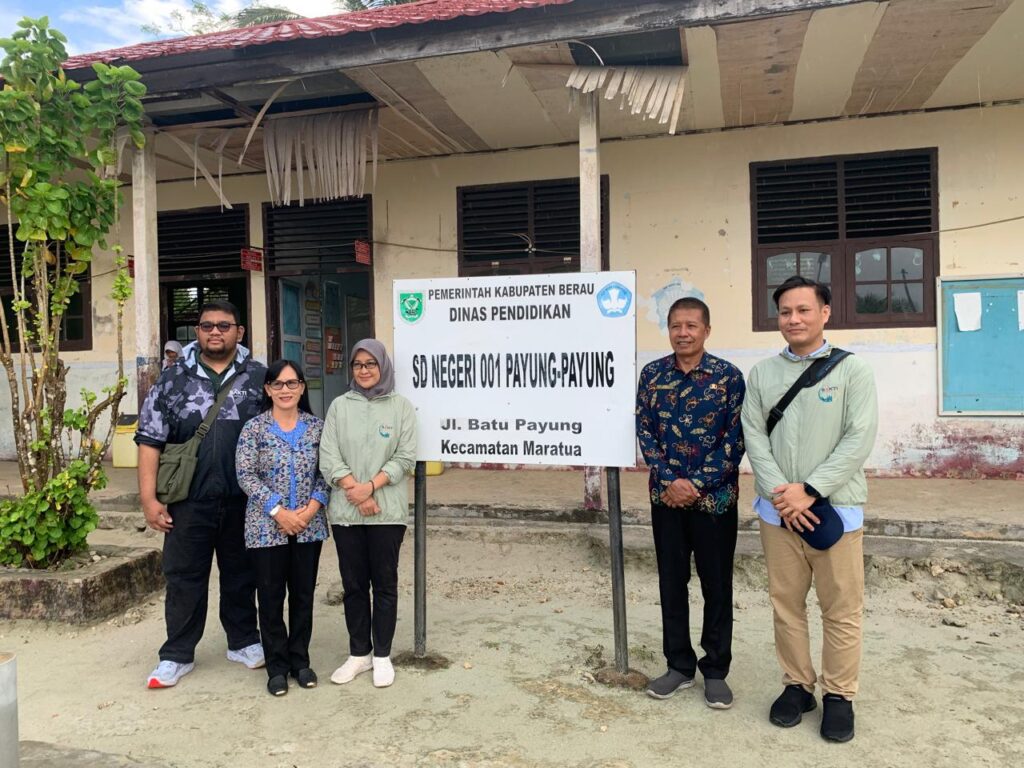 Tim BAKTI Komdigi bersama pihak SD Negeri 001 Payung-Payung, Kecamatan Maratua, Kabupaten Berau, meninjau pemanfaatan layanan internet untuk mendukung kegiatan belajar mengajar dan pelayanan publik di wilayah kepulauan.