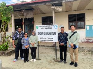 Tim BAKTI Komdigi bersama pihak SD Negeri 001 Payung-Payung, Kecamatan Maratua, Kabupaten Berau, meninjau pemanfaatan layanan internet untuk mendukung kegiatan belajar mengajar dan pelayanan publik di wilayah kepulauan.