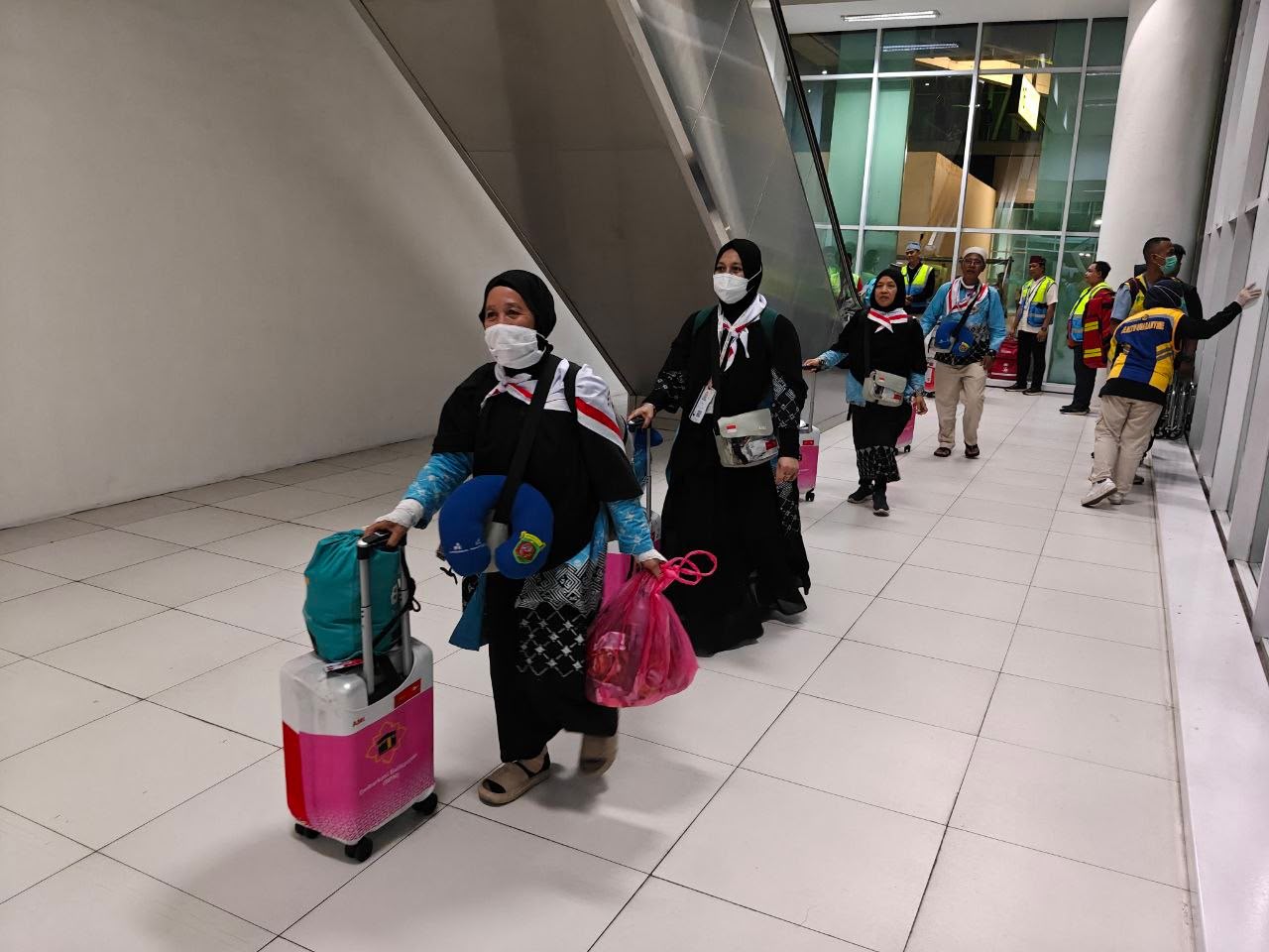 Jemaah haji Kloter 1 Debarkasi Balikpapan tiba di Bandara Internasional Sultan Aji Muhammad Sulaiman (SAMS) Sepinggan, Minggu (7/6/2026) malam. Sebanyak 360 jemaah dan petugas disambut usai menunaikan ibadah haji di Tanah Suci.