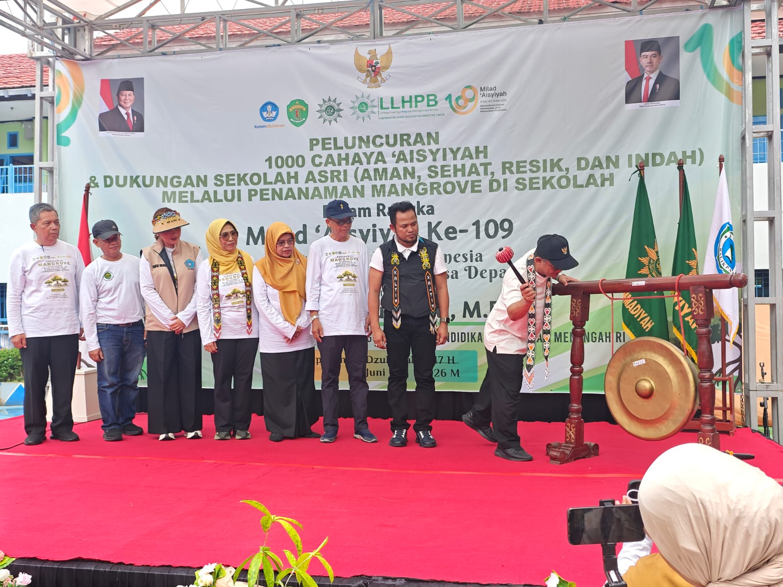 Mendikdasmen Abdul Mu’ti memukul gong saat meluncurkan Gerakan 1.000 Cahaya Aisyiyah dan dukungan Sekolah Asri melalui penanaman mangrove di SMA Negeri 8 Balikpapan, Jumat (5/6/2026).