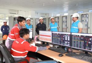 Tim PLN UIP KLT bersama petugas operasional melakukan monitoring sistem kelistrikan GIS 4 IKN melalui ruang kontrol. Kegiatan ini menjadi bagian dari evaluasi berkala untuk menjaga keandalan pasokan listrik di kawasan Ibu Kota Nusantara.