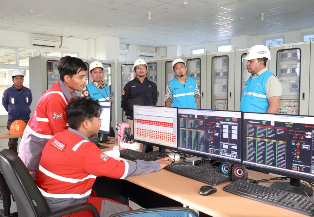 Tim PLN UIP KLT bersama petugas operasional melakukan monitoring sistem kelistrikan GIS 4 IKN melalui ruang kontrol. Kegiatan ini menjadi bagian dari evaluasi berkala untuk menjaga keandalan pasokan listrik di kawasan Ibu Kota Nusantara.