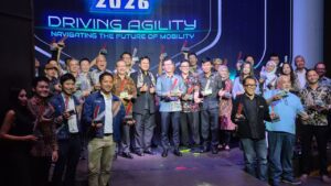 Jajaran perwakilan Yamaha Indonesia berfoto bersama usai menerima tujuh penghargaan pada ajang Otomotif Award 2026 di Jakarta, Kamis (4/6).
