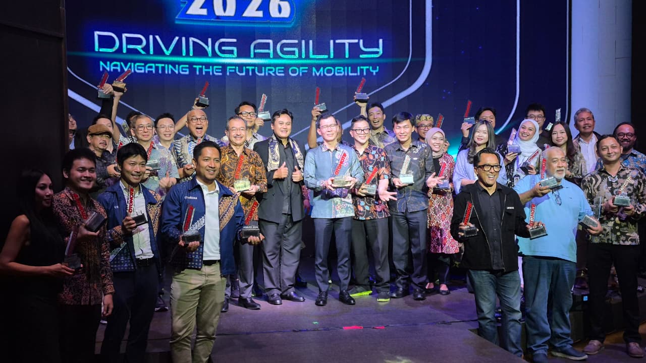 Jajaran perwakilan Yamaha Indonesia berfoto bersama usai menerima tujuh penghargaan pada ajang Otomotif Award 2026 di Jakarta, Kamis (4/6).