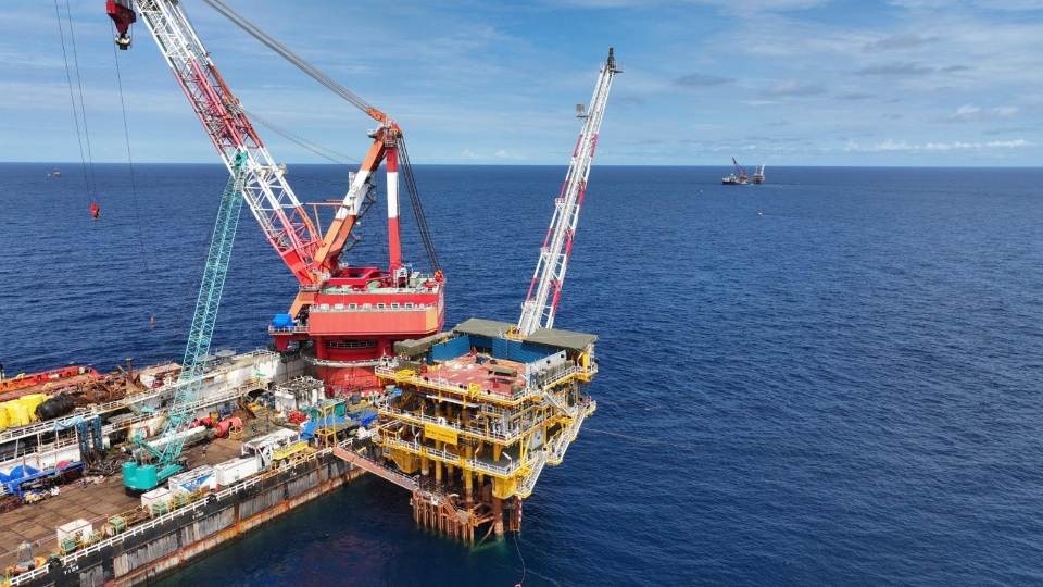 Pemasangan topside Platform Offshore Manpatu seberat 1.000 ton di perairan South Mahakam, Kalimantan Timur, berhasil diselesaikan PHM sebagai bagian dari pengembangan lapangan migas Manpatu.