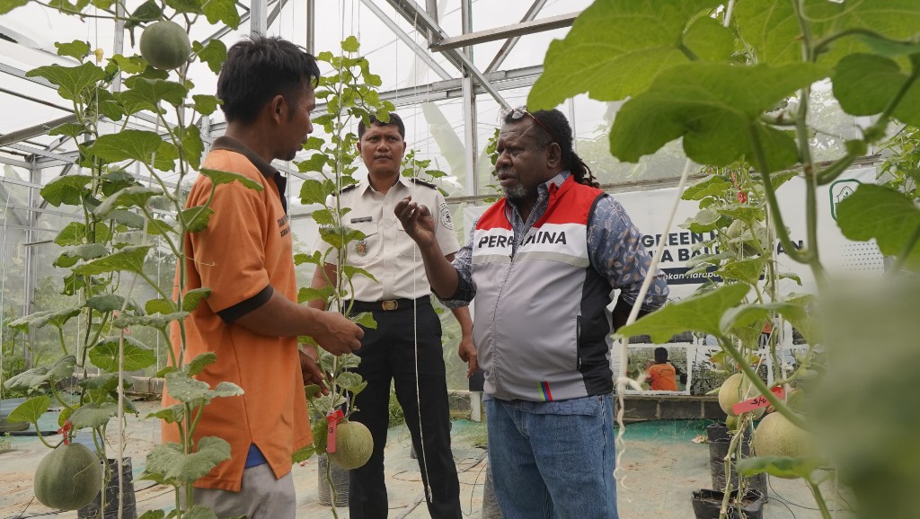 pendampingan kepada warga binaan Lapas Kelas IIA Balikpapan dalam pengelolaan lahan dan budidaya melon di greenhouse Sarana Asimilasi dan Edukasi (SAE), sebagai bagian dari program TJSL Pertamina Patra Niaga Regional Kalimantan.