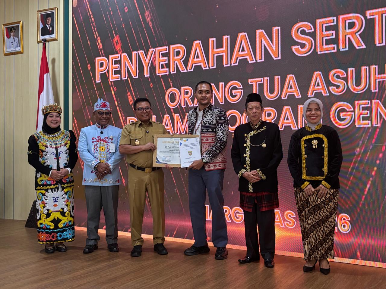 Perwakilan PLN UID Kaltimra menerima penghargaan dari Pemerintah Kota Samarinda sebagai Orang Tua Asuh Anak Risiko Stunting (OTA ARS) atas dukungannya dalam percepatan penurunan stunting.