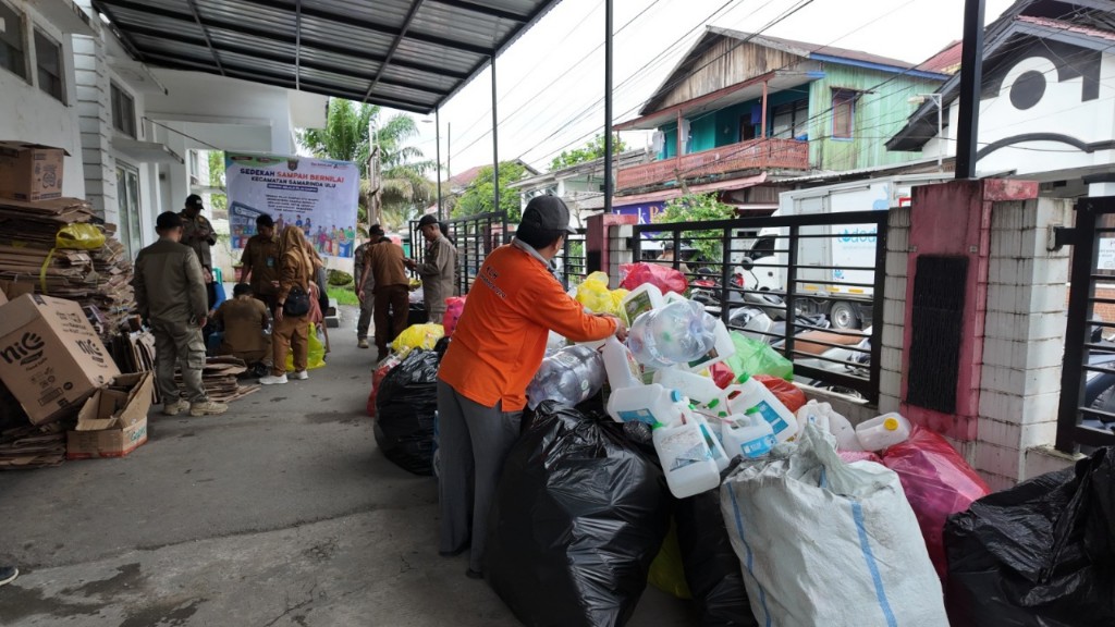 PT PLN (Persero) UID Kaltimra melalui UP3 Samarinda turut mendukung pelaksanaan Program Sedekah Sampah Bernilai untuk Rumah Kanker Samarinda yang diselenggarakan di Kecamatan Samarinda Ulu, Rabu (17/6).