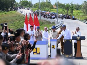 Presiden Prabowo meresmikan ruas jalan sepanjang 1.151 kilometer di seluruh Indonesia, dalam kunjungan kerja ke Kabupaten Sampang, Provinsi Jawa Timur, Selasa, 23 Juni 2026. (Foto: BPMI Setpres)
