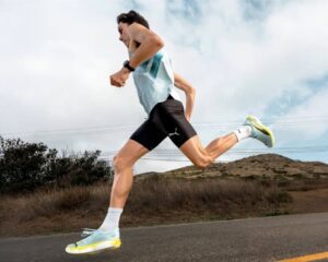 Puma Deviate Nitro Elite 4 hadir dengan teknologi carbon plate dan NITROFOAM™ Elite untuk menunjang performa lari.