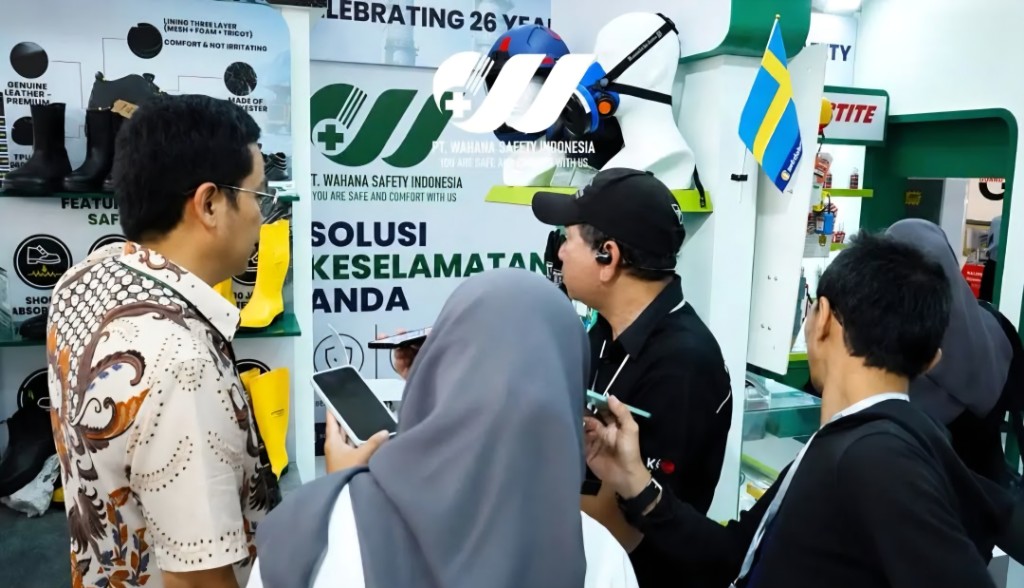 Pengunjung mendapatkan penjelasan mengenai berbagai solusi keselamatan kerja yang ditampilkan PT Wahana Safety Indonesia dalam Mining Expo Balikpapan 2026.