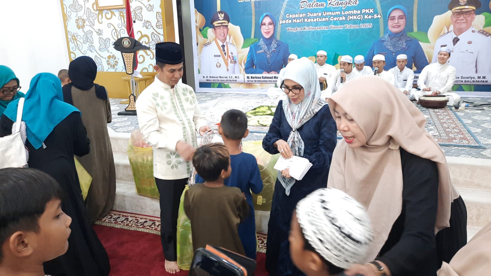 Wali Kota Balikpapan Rahmad Mas'ud bersama Ketua TP PKK Balikpapan menyerahkan santunan kepada anak-anak yatim dalam peringatan Tahun Baru Islam 1 Muharram 1448 Hijriah di Balikpapan.