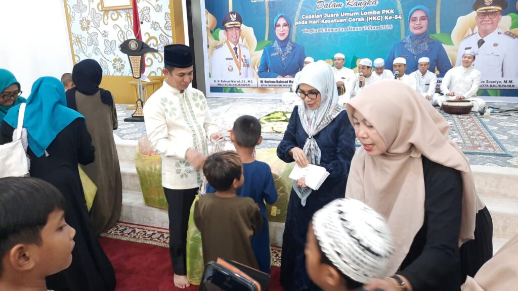 Wali Kota Balikpapan Rahmad Mas'ud bersama Ketua TP PKK sekaligus Bunda PAUD Hj. Nur Lena menyerahkan santunan kepada anak yatim dalam syukuran prestasi PKK dan peringatan ulang tahun Bunda PAUD di Balikpapan.