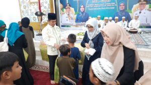 Wali Kota Balikpapan Rahmad Mas'ud bersama Ketua TP PKK sekaligus Bunda PAUD Hj. Nur Lena menyerahkan santunan kepada anak yatim dalam syukuran prestasi PKK dan peringatan ulang tahun Bunda PAUD di Balikpapan.