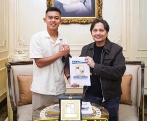 Hasnuryadi Sulaiman dan Bima Reksa menunjukkan dokumen perpanjangan kontrak (foto : IG Barito Putera)