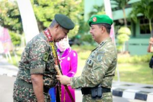 Pangdam VI Mulawarman Mayjen TNI Krido Pramono menyambut Kunjungan Timbal Balas dari Panglima 5 Divisyen Tentera Darat Malaysia (TDM), Mayor Jenderal Datuk Shamshor bin Haji Jaafar (foto : Pendam)