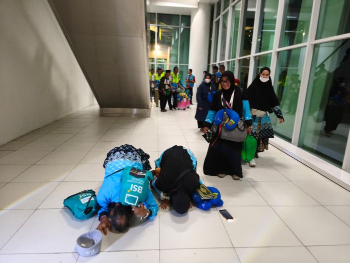 Proses debarkasi jemaah haji kloter pertama di Bandara Sultan Aji Muhammad Sulaiman (SAMS) Sepinggan Balikpapan berlangsung lancar dan tertib