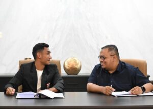 Rivaldo Pakpahan bersama Presiden Borneo FC Nabil Husein Said Amin (foto : Oficial Borneo FC)