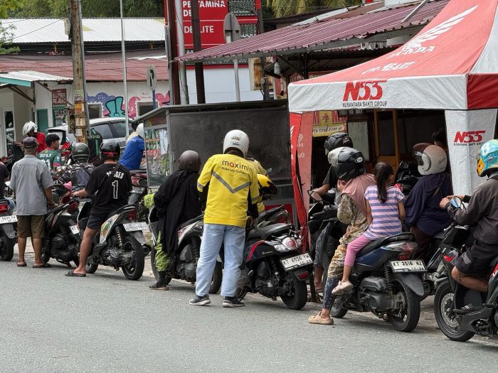 Antrian panjang hingga ke badan jalan di SPBU Gunung Guntur Balikpapan (foto : Abraham Johan)