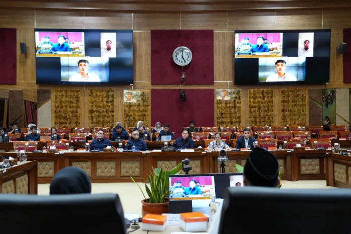 Komisi X DPR RI mengadakan Rapat Kerja bersama Menteri Pemuda dan Olahraga (Menpora) yang juga Ketua Umum PSSI, Erick Thohir, di Gedung DPR RI, Jakarta, pada Senin (15/6).