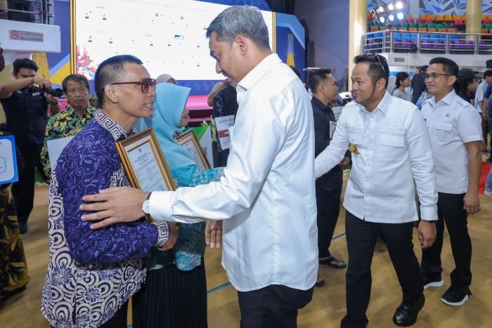 Menteri UMKM Maman Abdurrahman dan Gubernur Kaltim Rudy Mas'ud saat Festival Kemudahan dan Pelindungan Usaha Mikro 2026 pada Rabu (17/06/2026). (foto : Humas Kementerian UMKM)