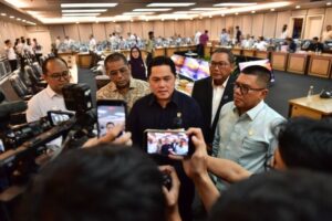 Menteri Pemuda dan Olahraga, Erick Thohir, dan anggota Komite Eksekutif PSSI serta Ketua Badan Tim Nasional, Sumardji usai rapat dengan Komisi XIII DPR (foto : Kemenpora)