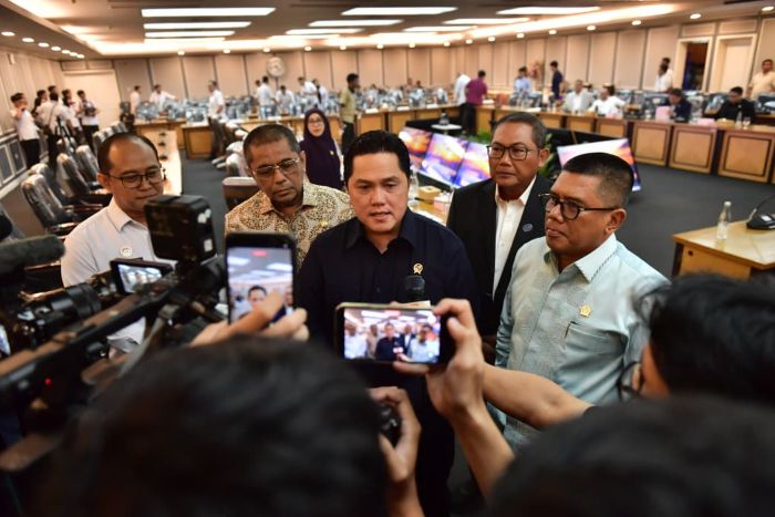Menteri Pemuda dan Olahraga, Erick Thohir, dan anggota Komite Eksekutif PSSI serta Ketua Badan Tim Nasional, Sumardji usai rapat dengan Komisi XIII DPR (foto : Kemenpora)