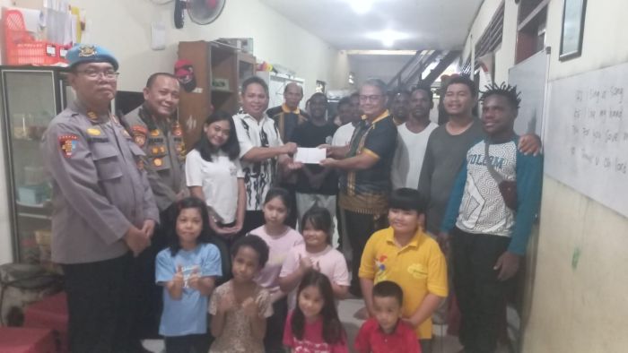 Bhakti Sosial di Panti Asuhan Yamusa milik Stenly Yamusa, yang dihadiri Kabid Humas Polda Kaltim Kombes Pol Yulianto bersama Kabid Propam dan Kasetum (foto : Polda)
