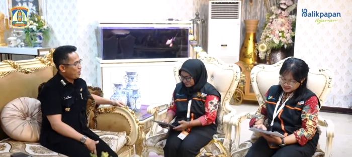 Wali Kota Balikpapan Rahmad Mas’ud saat bersama petugas sensus BPS