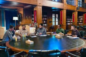 Presiden Prabowo Subianto saat menerima Menteri Pemuda dan Olahraga (Menpora) Erick Thohir bersama pelatih sepak bola Tim Nasional (Timnas) Indonesia, John Herdman, di kediaman pribadinya di Hambalang, Jawa Barat, pada Jumat, 19 Juni 2026.