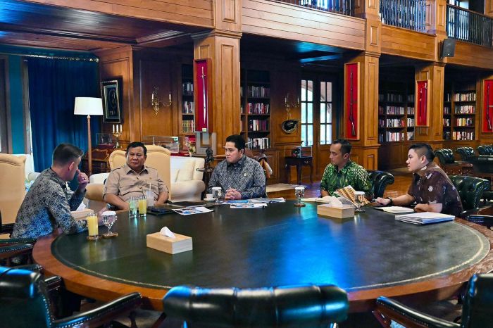 Presiden Prabowo Subianto saat menerima Menteri Pemuda dan Olahraga (Menpora) Erick Thohir bersama pelatih sepak bola Tim Nasional (Timnas) Indonesia, John Herdman, di kediaman pribadinya di Hambalang, Jawa Barat, pada Jumat, 19 Juni 2026.