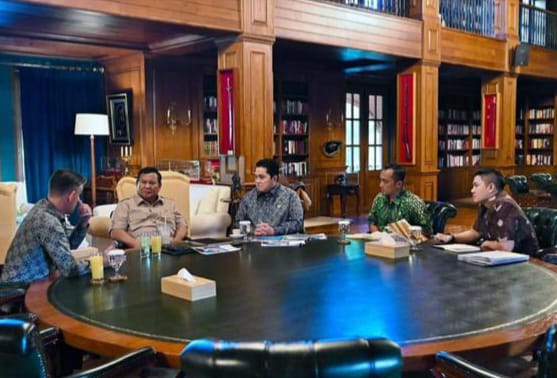 Presiden Prabowo bertemu Menteri Pemuda dan Olahraga sekaligus Ketua Umum PSSI Erick Thohir serta pelatih Timnas Indonesia, John Herdman. di Hambalang (foto : IF Erick Thohir)