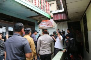 Kapolda Kalimantan Timur, Irjen Pol Endar Priantoro dan Wakil Wali Kota Balikpapan Bagus Susetyo, saat peluncuran bedah 80 rumah tidak layak huni (foto : Inibalikpapan/Samsul)