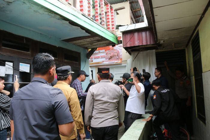 Kapolda Kalimantan Timur, Irjen Pol Endar Priantoro dan Wakil Wali Kota Balikpapan Bagus Susetyo, saat peluncuran bedah 80 rumah tidak layak huni (foto : Inibalikpapan/Samsul)