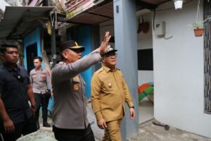 Kapolda Kalimantan Timur, Irjen Pol Endar Priantoro dan Wakil Wali Kota Balikpapan Bagus Susetyo, saat peluncuran bedah 80 rumah tidak layak huni (foto : Inibalikpapan/Samsul)