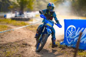 Pebalap WR155R memacu adrenalin saat melintasi lintasan enduro pada ajang Shell BLU CRU Yamaha Enduro Challenge.