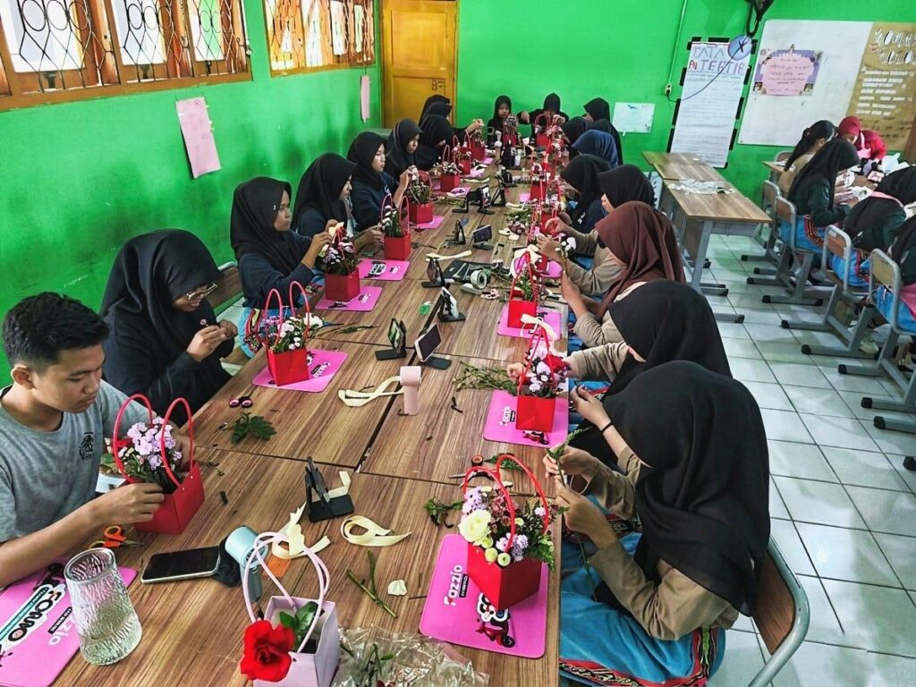 Pelatihan Ekonomi Kreatif di SMKN 1 Tenggarong, Skill Sederhana Ini Buka Peluang Usaha bagi Siswa