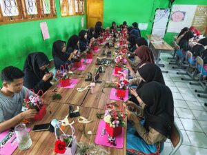Pelatihan Ekonomi Kreatif di SMKN 1 Tenggarong, Skill Sederhana Ini Buka Peluang Usaha bagi Siswa