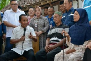 Menteri ESDM Bahlil Lahadalia usai prosesi penyalaan perdana bantuan pemasangan listrik baru di Dusun Krembeng, Desa Hadimulyo, Kecamatan Kaligesing, Kabupaten Purworejo, Jawa Tengah, Jumat (19/6) kemarin. (foto : ESDM)