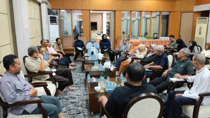 Ketua YJI Cabang Kaltim, Hj. Wahyu Hernaningsih Seno, saat memimpin Rapat Evaluasi Program Kerja di Rumah Jabatan Wakil Gubernur Kaltim, Jumat (17/7/2026).