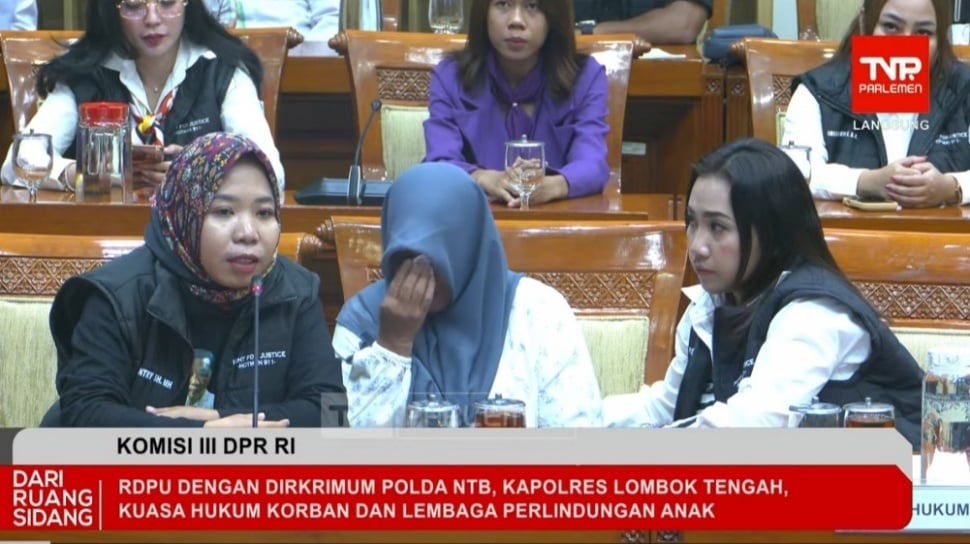 Isak Tangis Ibunda Santri Korban Pembakaran di Lombok saat RDPU. (tangkap layar)