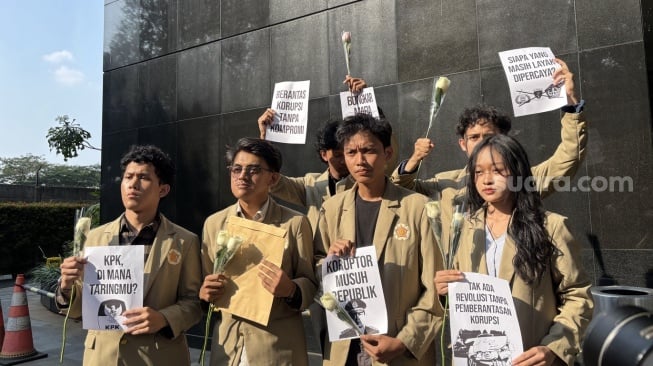 Serikat Mahasiswa (SEMA) Universitas Gadjah Mada (UGM) mendatangi Gedung Komisi Pemberantasan Korupsi (KPK) untuk mendesak lembaga antirasuah mengambil alih penanganan tiga perkara dugaan korupsi yang menjerat Eks Jampidsus Febrie Adriansyah, Selasa (14/7/2026). [suara.com/Dea]