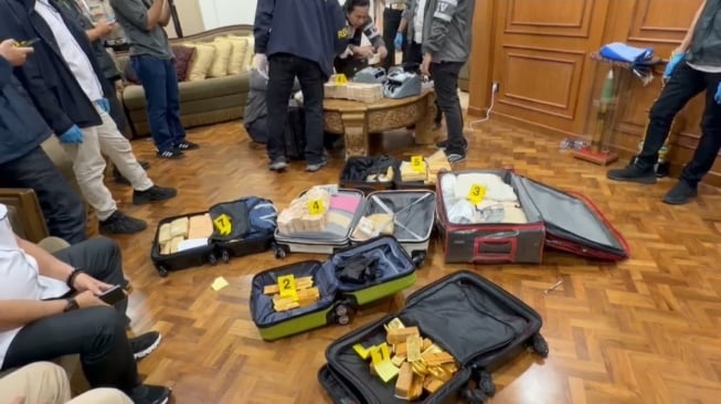 Tangkapan Layar Dugaan Penggeledahan Rumah Mewah di Sentul City Bogor, Jawa Barat, Kamis (9/7/2026) [Dok Polisi/suara)
