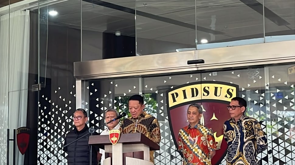 Rumah mewah milik Jampidsus di kawasan elit Sentul City dipasang garis polisi oleh petugas polisi Kamis (9/7/2026) dini hari [Andi Ahmad S/Suara.com]