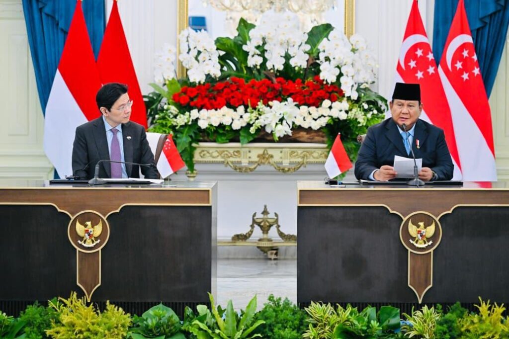 Presiden Prabowo dalam pernyataan pers bersama pada Leader’s Retreat dengan Perdana Menteri Singapura Lawrence Wong di Istana Merdeka, Jakarta, pada Senin (06/07/2026).