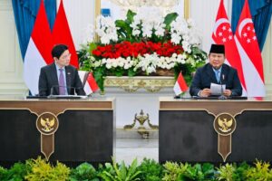 Presiden Prabowo dalam pernyataan pers bersama pada Leader’s Retreat dengan Perdana Menteri Singapura Lawrence Wong di Istana Merdeka, Jakarta, pada Senin (06/07/2026).