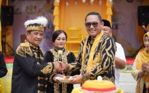 Wakil Gubernur Kalimantan Timur Seno Aji resmi membuka Festival Abutta Banua 2026 di Tepian Keraton Sambaliung, Kabupaten Berau, Rabu (1/7/2026).