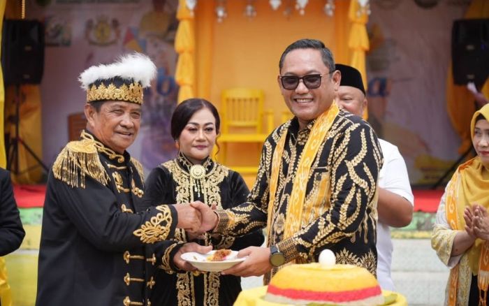 Wakil Gubernur Kalimantan Timur Seno Aji resmi membuka Festival Abutta Banua 2026 di Tepian Keraton Sambaliung, Kabupaten Berau, Rabu (1/7/2026).