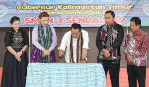 Gubernur Kaltim Rudy Mas'ud saat meresmikan Aula SMK Negeri 3 Sendawar di Kabupaten Kutai Barat, Sabtu (4/7/2026). (foto : Hudais Tri Putra)